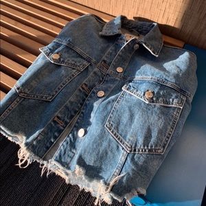 Trendy cropped jean jacket from Zara